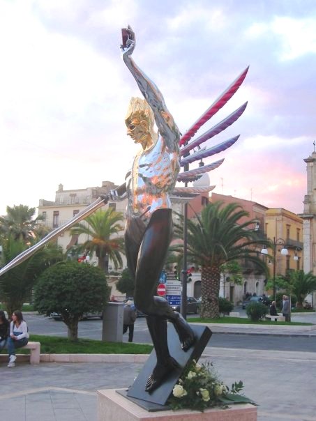 San Michele. scultura in Bronzo, acciaio, vetro di Sergio Rodella